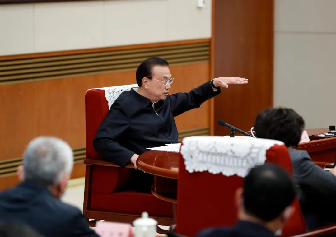 李克强主持召开经济形势专家和企业家座谈会