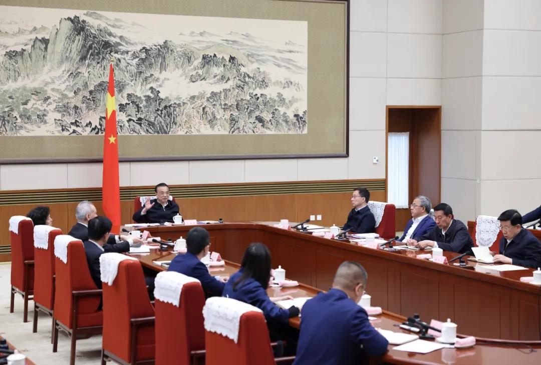 李克强主持召开经济形势专家和企业家座谈会